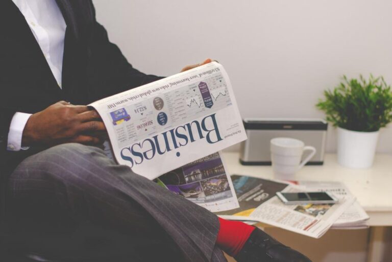 Empresário a ler um jornal de negócios